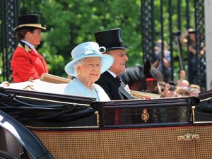 queen elizabeth in a horse drawn carriage